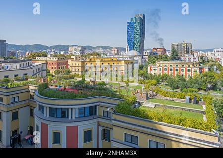 Skanderbeg Square mit Ministerialgebäuden und Alban Tower Tirana / Forever Green Tower im Stadtzentrum der Hauptstadt Tirana, Albanien Stockfoto