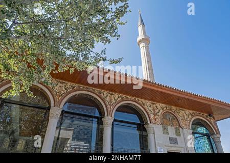 Minarett der Hajji et'hem Bey Moschee / Xhamia e Haxhi et'hem Beut auf dem Skanderbeg Square im Stadtzentrum der Hauptstadt Tirana, Albanien Stockfoto