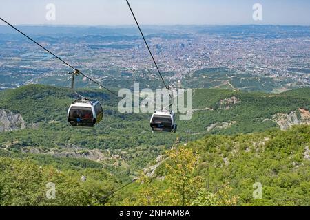 Gondellift zum Dajti Mountain National Park und unvergleichlicher Blick auf die Hauptstadt Tirana vom Berg Dajti / Mali i Dajtit, Albanien Stockfoto