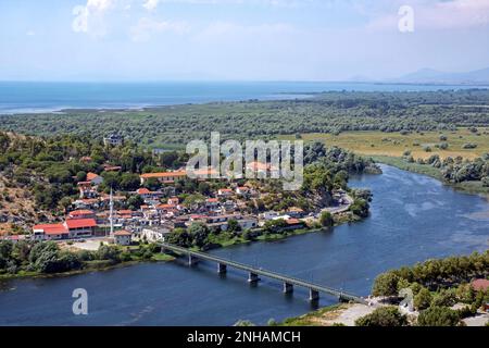 Blick auf die Buna / den Fluss Bunë und den Skadarsee / den Shkodër-See / den Scutari-See, den größten See Südeuropas im Sommer, Nordalbanien Stockfoto