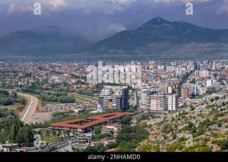 Blick über die Stadt Shkodër/Shkodra und die Ausläufer der albanischen Alpen, von der Burg Rozafa/Kalaja e Rozafës im Nordwesten Albaniens aus gesehen Stockfoto