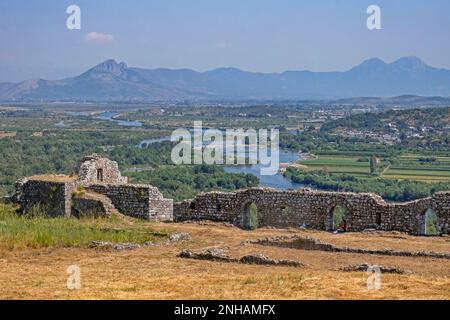 Blick über das Flussdelta des Drin und die Ausläufer der albanischen Alpen, vom Schloss Rozafa / Kalaja e Rozafës im Nordwesten Albaniens aus gesehen Stockfoto