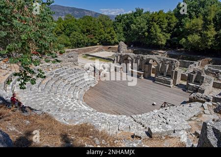 Römisches Theater von Buthrotum in der antiken römischen Stadt im Butrint-Nationalpark, südlich von Saranda / Sarandë, Kreis Vlorë, Südalbanien Stockfoto