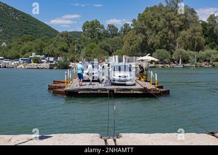 Autos auf einer primitiven Seilfähre, die den Vivari-Kanal in der Nähe des Butrint-Nationalparks, des Bezirks Vlorë, Südalbanien überquert Stockfoto