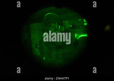 Ein 19. Civil Engineering Squadron Explosive Ordnance Disposal Techniker verwendet eine Nachtsichtbrille während eines Prime Base Engineer Emergency Force (RIND) Trainingstags am Little Rock Air Force Base, Arkansas, 28. Juli 2022. In der Nachtsichtbrille von Prime BEEF mussten die Mitglieder durch einen schwarzen Raum gehen und Aufgaben erledigen. Stockfoto