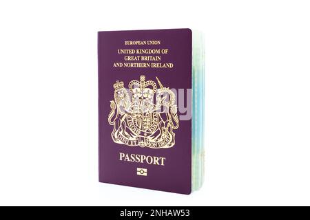 British Passport UK Passport UK Roter Pass Roter britischer Pass ausgeschnitten auf weißem Hintergrund Stockfoto