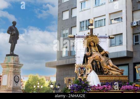 Badajoz, Spanien, Freitag. April 15 2023. Die Bruderschaft und Bruderschaft des heiligsten Christus der Abstammung ist eine religiöse Bruderschaft und Kontratantin Stockfoto