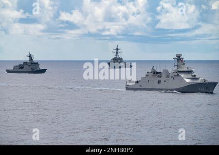PAZIFISCHER OZEAN (28. Juli 2022) die indonesische Marine, die Fregatte der Martadinata-Klasse KRI i Gusti Ngurah Rai (332), die philippinische Marine, Jose Rizal-Klasse, die Fregatte der Lenkraketen, BRP Antonio Luna (FF 151) und der US Navy Arleigh Burke-Klasse, USS William P. Lawrence (DDG 110), segeln in Formation während des Rim of the Pacific (RIMPAC) 2022, Juli 28. 26 Nationen, 38 Schiffe, drei U-Boote, mehr als 170 Flugzeuge und 25.000 Mitarbeiter nehmen vom 29. Juni bis zum 4. August an RIMPAC in und um die Hawaii-Inseln und Südkalifornien Teil. Die weltweit größte internationale maritime Übung, Stockfoto