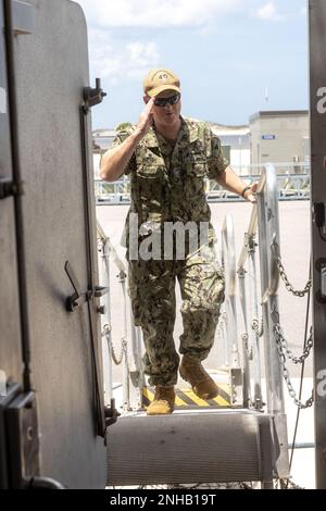 220728-M-JX780-1016 MARINESTÜTZPUNKT MAYPORT, FLORIDA (28. Juli 2022) – Kapitän Peter Ehlers, kommodore der Zerstörer-Staffel (DESRON) 40, begrüßt das Expeditionsschiff USNS Burlington (T-EPF-10) der Spearhead-Klasse für eine Besichtigung des Schiffes vor seinem Einsatz im Zuständigkeitsbereich der US-Flotte von 4. Burlington wird in der US-4.-Flotte eingesetzt, um die expeditionäre Wartung von in der Region eingesetzten kleinen Kampfschiffen zu unterstützen und Kooperationsmaßnahmen im Bereich der Theatersicherheit durchzuführen, um den Zugang zu erhalten, die Interoperabilität zu verbessern und dauerhafte PAR aufzubauen Stockfoto