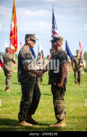 USA Marinekorps Oberst Mark R. Liston, rechts, scheidender kommandierender Offizier, übergibt die Farben des Waffenausbildungsbataillons an Oberst Gregory L. Jones, links, ankommender kommandierender Offizier, während der Zeremonie zum Kommandowechsel der Einheit auf der Marinekorps-Basis Quantico, Virginia, 28. Juli 2022. Die Zeremonie wurde abgehalten, um das Kommando von Liston an Jones abzugeben. Stockfoto