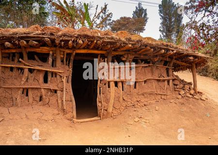 Karatu, Tansania - 16. Oktober 2022: Eine traditionelle Hütte aus Schlamm, Ästen und Stroh im Vorort Karatu, Tansania. Stockfoto