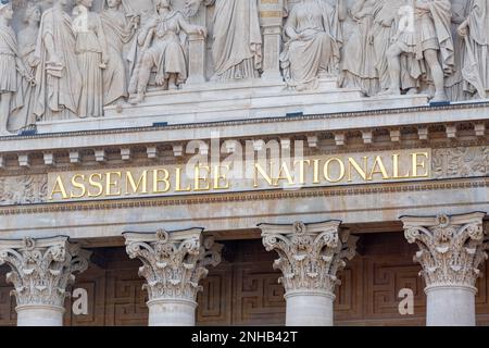 Unterschrift auf dem Gebäude der französischen Nationalversammlung (Assemblée Nationale), auch bekannt als Palais Bourbon oder Abgeordnetenkammer in Paris, Frankreich Stockfoto