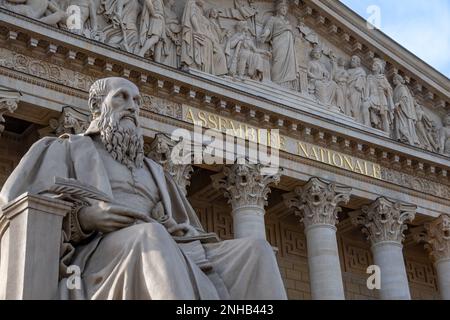 Hauptfassade des Gebäudes der französischen Nationalversammlung (Assemblée Nationale), auch bekannt als Palais Bourbon oder Abgeordnetenkammer Stockfoto