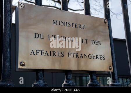 Nahaufnahme der Plakette am Eingang des Ministeriums für Europa und Auswärtige Angelegenheiten der französischen Regierung, Quai d'Orsay in Paris Stockfoto