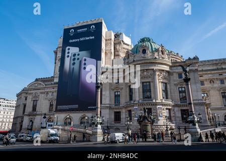 Das riesige Werbetoster der Samsung Galaxy S23-Serie bedeckt die Gerüste der Restaurierungsarbeiten an der Seitenfassade der Opéra Garnier von Paris Stockfoto