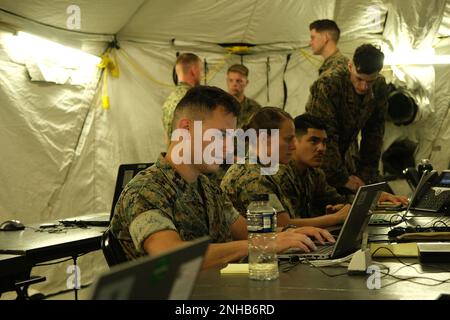 USA Marines mit Bodensensoreinheit, 2. Nachrichtenbataillon, II. Marine Expeditionary Force Information Group überwachen den Kampfraum während der Übung Verstecken und Suchen in Camp Lejeune, North Carolina, 28. Juli 2022. Übung Verstecken ist eine Feldübung, die von 10. Marines, 2. Marine Division, ausgerichtet wird und die Teilnehmer in den Bereichen Signaturmanagement, Kommunikation, elektronische Kriegsführung, Cyberspace-Operationen und Sammlung, Verarbeitung und Verbreitung nachrichtendienstlicher Erkenntnisse ausbildet, um künftige Operationen in einem umstrittenen Umfeld mit mehreren Bereichen zu ermöglichen. (Foto: Lance CPL Elijah Hurtado) Stockfoto