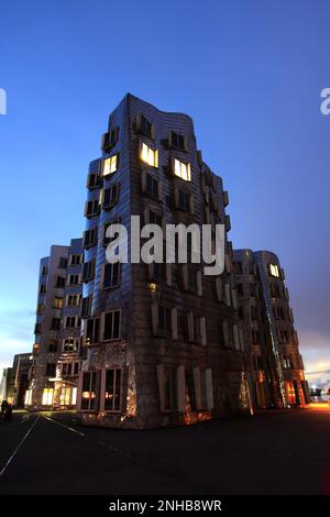 Die Gebäude des Neuen Zollhofs, Media Harbour, Düsseldorf, Nordrhein-Westfalen, Deutschland, wurden vom Architekten Frank O. Gehry entworfen Stockfoto