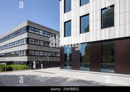 Weitwinkelaufnahme des alten Gebäudes im Hintergrund, mit einem Studenten um die Ecke. Centenary Building, University of Southampton, S. Stockfoto