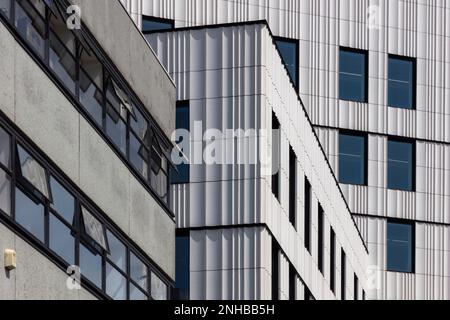 Detailaufnahme der alten und neuen Fassaden. Centenary Building, University of Southampton, Southampton, Vereinigtes Königreich. Architekt: Feilden Clegg Stockfoto