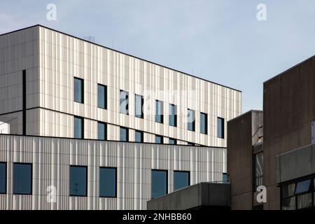 Vergrößerte Ansicht mit Blick durch die vorhandenen Gebäude in Richtung des neuen Campus-Gebäudes. Centenary Building, University of Southampton, Southampton, Unite Stockfoto