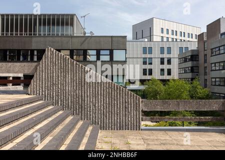 Durch die vorhandenen Gebäude in Richtung des neuen Campus-Gebäudes. Centenary Building, University of Southampton, Southampton, Vereinigtes Königreich. Ar Stockfoto