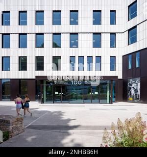 Aufnahme am Haupteingang, mit zwei Schülern, die vorbeilaufen. Centenary Building, University of Southampton, Southampton, Vereinigtes Königreich. Architekt: Feilden Clegg Stockfoto