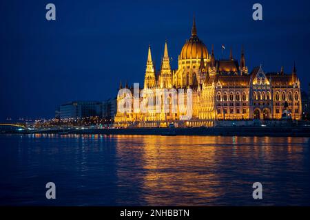 Ungarisches Parlamentsgebäude und Margit Hidd, Margaretenbrücke. Wunderschöne nächtliche Aussicht mit Reflexion auf die Donau, Budapest, Ungarn. Stockfoto