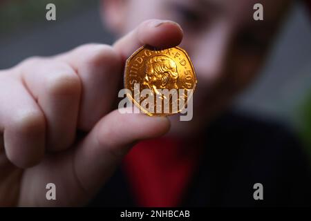 Isabelle, 11, hält ihre erste King-Charles-III-50p-Münze in Sussex, Großbritannien. Stockfoto