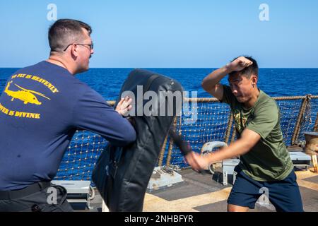 220728-N-QI593-1060 MITTELMEER (28. Juli 2022) Fähnrich Jeff Tran aus Raleigh, North Carolina, verwendet Schlagstöße während eines Qualifizierungskurses für Sicherheitsreaktionstruppen auf dem Flugdeck an Bord des geführten Raketenzerstörers der Arleigh-Burke-Klasse USS Bainbridge (DDG 96) im Mittelmeer, 28. Juli 2022. Bainbridge ist auf einem geplanten Einsatz in den USA Marinestreitkräfte Europa Einsatzgebiet, angestellt von den USA Sechste Flotte, die die Interessen der USA, Verbündeten und Partner verteidigt. Stockfoto