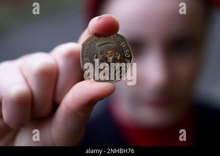 Isabelle, 11, hält ihre erste King-Charles-III-50p-Münze in Sussex, Großbritannien. Stockfoto