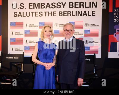 Berlin, Deutschland. 21. Februar 2023. Amy Gutmann, USA Botschafter in Deutschland, begrüßt Steven Spielberg, Regisseur der USA, während der Berlinale in der amerikanischen Botschaft. Das Internationale Filmfestival 73. findet vom 16. Bis 26. Februar 2023 in Berlin statt. Kredit: Annette Riedl/dpa/Alamy Live News Stockfoto