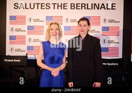 Berlin, Deutschland. 21. Februar 2023. Christiane Paul, deutsche Schauspielerin, und Amy Gutmann, US-Botschafterin in Deutschland, stehen während der Berlinale in der amerikanischen Botschaft. Das Internationale Filmfestival 73. findet vom 16. Bis 26. Februar 2023 in Berlin statt. Kredit: Annette Riedl/dpa/Alamy Live News Stockfoto