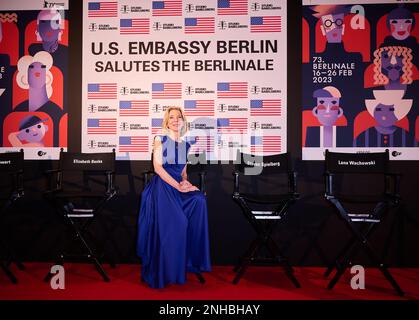 Berlin, Deutschland. 21. Februar 2023. Amy Gutmann, USA Botschafter in Deutschland, wartet auf Gäste in der amerikanischen Botschaft während der Berlinale. Das Internationale Filmfestival 73. findet vom 16. Bis 26. Februar 2023 in Berlin statt. Kredit: Annette Riedl/dpa/Alamy Live News Stockfoto