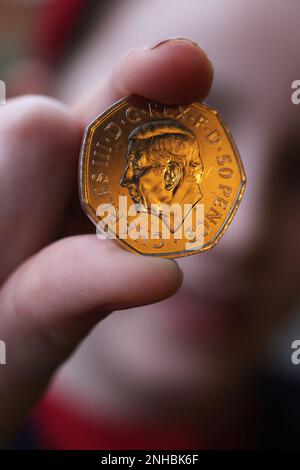 Isabelle, 11, hält ihre erste King-Charles-III-50p-Münze in Sussex, Großbritannien. Stockfoto