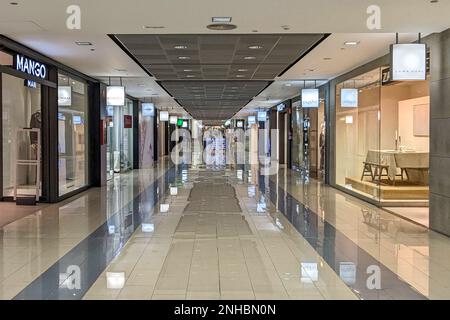 Finestrat, Spanien - 21. Februar 2023: La Marina Shopping Centre, Finestrat, Spanien. La Marina ist der Haupteinkaufs- und Freizeitkomplex in der Marina Stockfoto