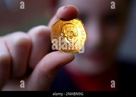 Isabelle, 11, hält ihre erste King-Charles-III-50p-Münze in Sussex, Großbritannien. Stockfoto