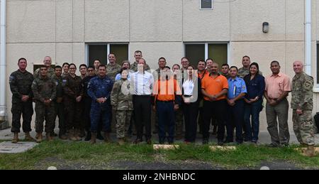 US-Militärangehörige und Zivilpersonal der Joint Task Force-Bravo posieren für ein Gruppenfoto mit dem US-amerikanischen Geschäftsträger Botschaft in El Salvador Matthew Rees und salvadorianische Notfallhelfer nach Abschluss der zweiten Übung Sentinel Watch im Protección-Hauptquartier in San Salvador, El Salvador, Juli 28. Bei Sentinel Watch handelt es sich um eine kombinierte Schulungsübung, die darauf ausgelegt ist, durch die Integration mit Partnern die Einsatzbereitschaft im Katastrophenfall in ganz Zentralamerika zu verbessern und so ein besseres Bewusstsein für die Fähigkeiten zu schaffen, die jedes teilnehmende Unternehmen während eines Disas zur Verfügung stellen kann Stockfoto