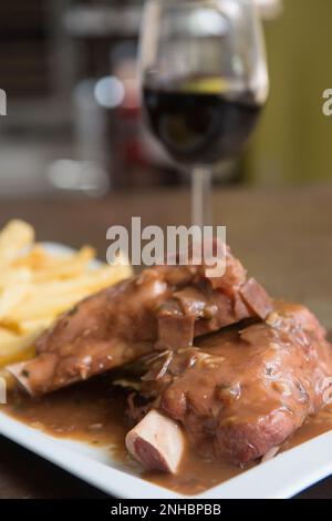 Köstliches Rindfleisch mit einem Glas Wein Stockfoto