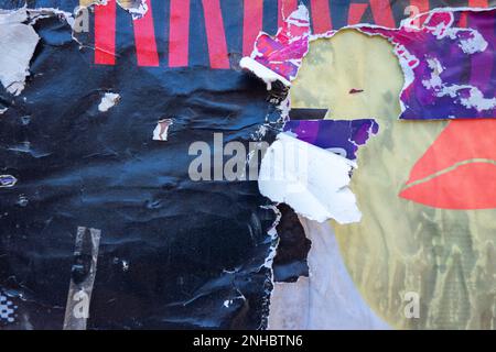 Alte Grunge gerissen zerrissen Collage Poster zerknittert zerknittert Papier Plakette Textur Hintergrund Stockfoto