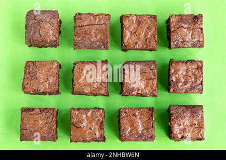 Eine Charge frisch gebackener dreifach-Schokoladen-Brownies auf einem hölzernen Servierbrett. Die Brownies sind noch warm und klebrig. Ein Genuss Stockfoto