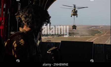 Ein Soldat, der Delta Company, 1. Bataillon, 502. Infanterieregiment 'ERSTER ANGRIFF', 2. Brigaden-Kampfteam ‚ANGRIFF‘ zugewiesen wurde. 101. Airborne Division (Air Assault) beobachtet, dass ein CH-47 Chinook dem 2. Bataillon, 227. Luftfahrtregiment, 1. Luftkavallerie-Brigade, 1. Luftkavallerie-Division zugeteilt wurde, da es am 28. Juli 2022 in Mihail Kogalniceanu, Rumänien, ein Mehrrad-Fahrzeug mit hoher Mobilität transportiert. 101. Einheiten werden die Mission des V-Korps zur Stärkung der östlichen Flanke der NATO unterstützen und sich an multinationalen Übungen mit Partnern auf dem gesamten europäischen Kontinent beteiligen, um die Verbündeten unserer Nationen zu beruhigen. Stockfoto