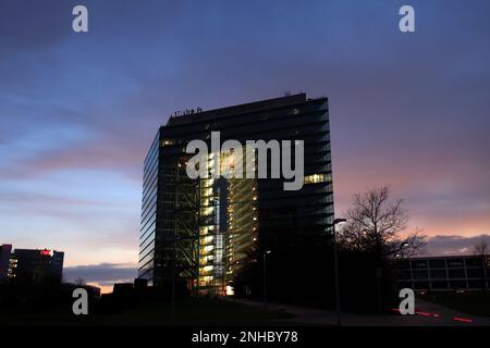 Das Stadttor-Gebäude (Stadttor) in Neuer Zollhof sind bei Nacht, Düsseldorf City Nord-Rhein-Westfalen, Deutschland, Europa. Stockfoto