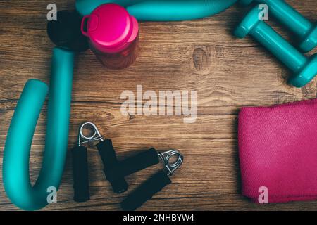 Flache Aufstellung von Sportgeräten, Fitnessartikeln, Draufsicht. Gesundheits- und Fitnesskonzept. Stockfoto