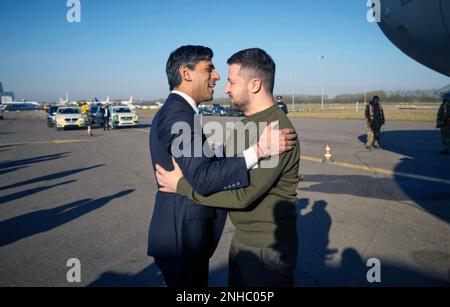 VOLODYMYR ZELENSKY Präsident der Ukraine wird von dem britischen Premierminister Rishi Sunak bei seiner Ankunft im Vereinigten Königreich am 8. Februar 2023 begrüßt. Stockfoto
