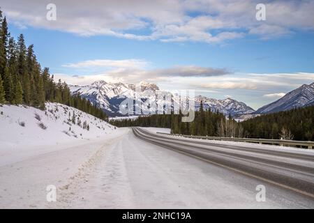 David Thompson Highway entlang der Landschaft des Abraham Sees in der Wintersaison mit Schnee Stockfoto