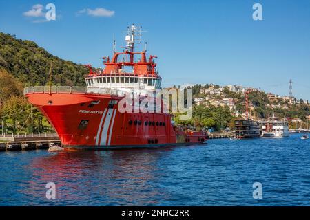 Istanbul, Türkei - 9. Oktober 2019: Türkisches Küstenschiff in der Bosporus-Straße Stockfoto