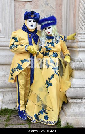 Venedig, Italien. 11. Februar 2023. Feierliche posieren mit wunderschönen Kostümen und Masken während des Venedig Karnevals 2023 in Venedig, Italien am 11. Februar 2023. Der Karneval findet jedes Jahr in Venedig statt, etwa zwei Wochen vor Aschermittwoch und endet am Shrove-Dienstag. Er zieht Touristen aus aller Welt an (Foto: Laura Villani/Sipa USA). Guthaben: SIPA USA/Alamy Live News Stockfoto