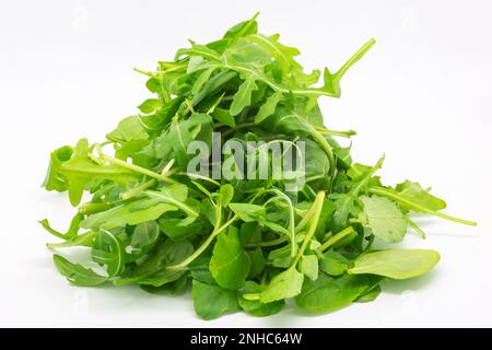 Nahaufnahme einer Handvoll Salatblätter mit weißem Hintergrund Stockfoto