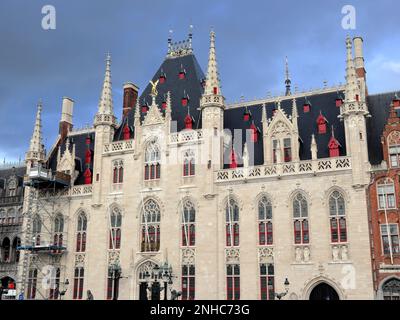 Das Provinzgericht, ein neogotisches Gebäude am Markt (Hauptplatz) in Brügge, Belgien. Der ehemalige Treffpunkt der Provinzregierung Stockfoto