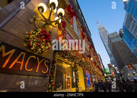 Weihnachtslichter leuchten bei Macy's in New York City auf der 2022 Stockfoto